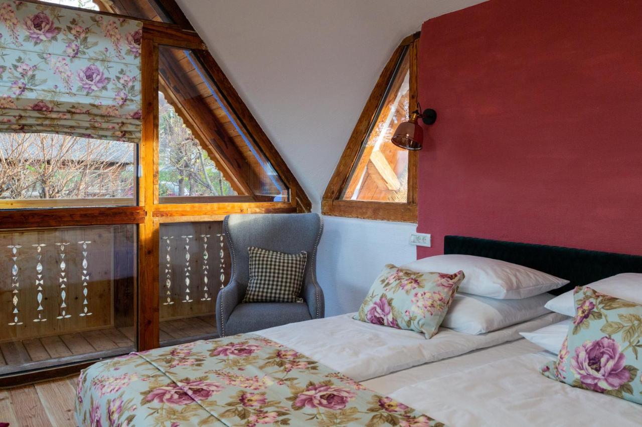 Casele Cu Stuf B&B Haus Ulrike Salicea Bagian luar foto