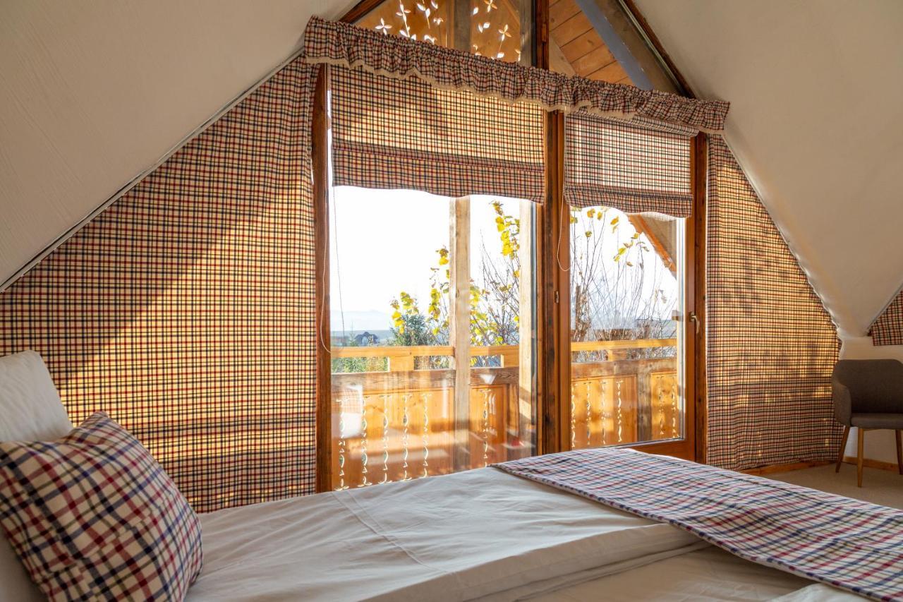 Casele Cu Stuf B&B Haus Ulrike Salicea Bagian luar foto
